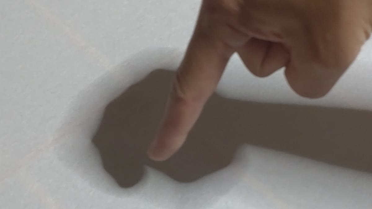 フィルム障子紙を指で押しているところ