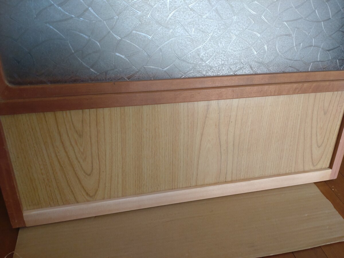 修理後の建具の下の部分。縦框は柿渋で塗装したあと、下框は塗装前
