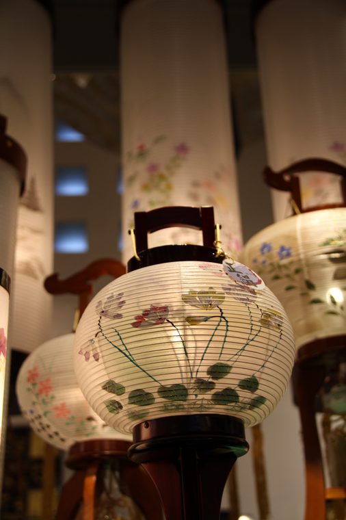 草花が描かれた盆提灯（八女提灯）。灯りがともった様子