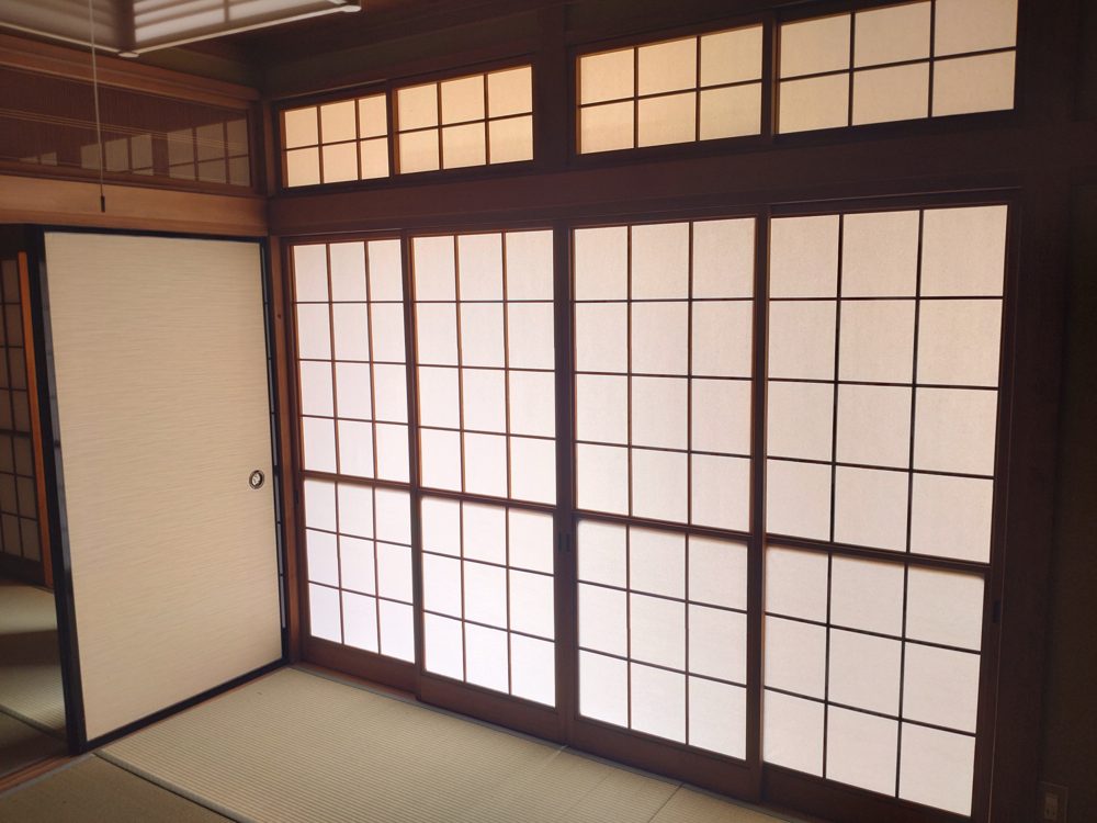 張替え後の和室全景・障子4枚
